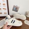 Tênis Brancos de Solado Grosso para Mulheres Versátil Outono 2025 Novo Design Chique de Nicho Estudante Camadas Tênis Esportivos