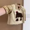 Conjunto de otoño moderno y elegante para niños: un conjunto de tres piezas que incluye un chaleco de dibujos animados, una camisa de cuadros y pantalones, perfecto para niños pequeños