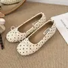 Bailarinas de moda para mujer con suela blanda y lunares, nuevos zapatos slip-on poco profundos con lazo para otoño 2026