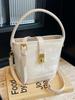 Bolso de mano de moda de alta gama para mujer 2024 Nuevo bolso de cubo simple y versátil de primavera, bolso bandolera de nicho para llevar bajo el brazo
