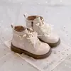 Botas estilo Martin para meninas, nova coleção outono 2026, botinhas de tornozelo estilo princesa para crianças com forro de fleece e detalhes de pérolas, botas pequenas de couro da moda