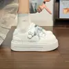 Zapatos de mujer 2026 nuevos primavera y otoño estudiante modernos suela blanda de moda versátiles casuales zapatillas de deporte suela gruesa que aumentan la altura zapatos blancos