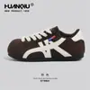 Tênis de Treino Alemão com Solado Grosso e Estampa de Leopardo Global para Mulheres 2025 Inverno Novo Estilo Sapatos de Algodão Quentes com Pelúcia Mocassins Fofos e Robustos