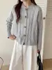 Nueva Colección Otoño/Invierno 2026: Suéter Cárdigan de Punto Cableado de Cuello Redondo de Botones Sencillo y Versátil para Mujer, con un Estilo Relajado y sin Esfuerzo