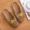 Pantuflas tejidas de paja de verano para mujer, pantuflas de lino para el hogar, pantuflas de ratán antideslizantes para interior con suela gruesa para hombre