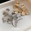 Pendientes Colgantes con Patrón de Hoja Metálica de Aguja Plateada Transfronterizos Europeos y Americanos Pendientes de Botón Simples de Moda Adornos para Orejas de Lujo Ligero de Alta Gama para Mujeres