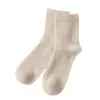 Nuevos calcetines de cachemira de color liso de tubo medio-alto para otoño e invierno, calcetines unisex para el posparto, calcetines gruesos y cálidos para protección contra el frío invernal