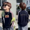 Camiseta Masculina Americana Solta de Algodão Puro Patchwork Manga Longa Primavera e Outono Crianças Médias e Grandes Menino Legal Bonito Casual Top de Três Listras