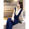 Roupas femininas de outono com um estilo único, fora do comum, super estilosas, vestido de tricô contrastante azul e branco inspirado na Chanel