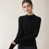 Suéter de punto ajustado para mujer, de cuello alto medio, cálido y sin costuras, en un estilo clásico y discreto, perfecto como capa base o para superponer.