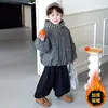 Conjunto de outono e inverno para meninos com forro de fleece e espessado 2026 novo e estiloso casaco de lã acolchoado para bebê conjunto de três peças para crianças