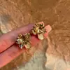Pendientes retro franceses de piedra ojo de gato con flor tridimensional para mujer, diseño ligero de nicho, pendientes de alta gama, pendientes de moda versátiles