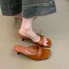 Sandalias Elegantes de Tira Fina y Tacón Kitten Estilo Coreano, Nuevas de Verano 2026 Versátiles de Punta Abierta con Tacón Bajo de Una Sola Tira para Mujer