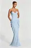 Elegante vestido strapless azul claro con fruncidos tridimensionales, ceñido a la cintura, falda larga de sirena, bolsillos y corte ajustado para fiestas nocturnas