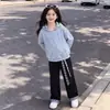 Conjunto de Dos Piezas para Niña con Sudadera a Cuadros Estilo Universitario 2026 y Pantalones Casuales Elegantes