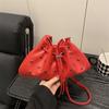 Moda Otoño/Invierno 2025 Bolso de Mujer con Tachuelas Hueco Debajo del Brazo Bolso Cubo de Mano Simple Versátil Bolso Tote de Hombro Único Bolso con Cordón