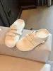 Meias-chinelos fechadas estilo Birkenstock de sola grossa para mulheres, para uso externo no verão, novo estilo 2026, versátil, retrô, de calçar, para pessoas preguiçosas, sapatinhos brancos