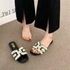 Chinelos de Pérola Estilo Praia para Uso Externo de Verão Feminino 2025 Novos Sandálias Baixas Estilo Fada, Bonitas e Versáteis para a Praia