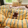 Juego de ropa de cama de cuatro piezas, de algodón, cepillado, con temática de dibujos animados, que incluye una funda de edredón gruesa bordada con toalla, una sábana bajera y un juego de tres piezas de sábanas, adecuado para dormitorios de estudiantes