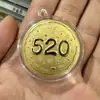 Cientos de Llaveros Álbumes de Oro Puro, Llaveros Creativos de Acrílico para Bolsos, Fabricantes Mayoristas de Regalos para Compañías de Seguros