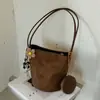 Bolso vintage de ante para mujer, nuevo modelo de otoño 2026, sensación de alta gama, versátil para el uso diario, bolso tipo cubo de un solo hombro para llevar debajo del brazo