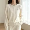 Cardigã de tricô bordado de manga longa para mulheres, novo estilo primavera e outono 2026, gola redonda solta, color-blocking, jaqueta de tricô fina, top curto