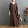 Toma real de 2026 del nuevo vestido largo de manga larga holgado de talla grande con cuello en V de algodón y lino vintage de otoño