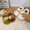Otoño/Invierno 2026 Nuevas Pantuflas Casuales Cómodas Versátiles de Algodón Zapatos Peludos para Niñas Pequeñas Calzado de Exterior Suaves Esponjosos Suela Suave Pantuflas Cálidas