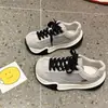 Nuevo diseño coreano casual para aumentar la altura 2026 zapatillas de correr para exteriores para mujer zapatillas deportivas versátiles suela gruesa