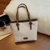 Bolsa de Textura Trançada de Nicho Feminina 2026 Novo Estilo Tendência Outono Vermelho Bolsa de Ombro Único Bolsa Tote de Grande Capacidade Bolsa de Noiva