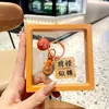 Etiqueta acrílica con texto de girasol creativo Colgante de llavero con campana Estudiante femenina Mochila escolar Colgante pequeño Venta al por mayor