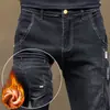 Jeans para Hombre 2025 Nuevo Ajuste Delgado Pierna Pequeña Otoño e Invierno Casual de Moda Marca para Hombre Pantalones Largos de Terciopelo Elásticos de Invierno