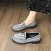 Zapatos Pequeños de Cuero Estilo Británico Mocasines Slip-on de Punta Redonda Zapatos Nuevos de Tacón Alto con Candado para Mujer Gamuza Perezoso Primavera 2025
