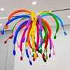 Actividad Escolar Pizarrón de Aula Globos Gruesos Borlas Serpentinas de Papel Cintas Papel Crepé Fondo Colorido Decoración de Pared