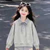 Conjunto de dos piezas nuevo estilo universitario para primavera y otoño para niñas, con un top tipo dos piezas con diseño de patchwork y pantalones retro, chic y casual