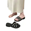 Sandálias de pérolas estilo francês para mulheres, nova moda verão 2026, sapatos baixos para uso externo, estilo inspirado em Chanel, adequadas para combinar com saias, chinelos femininos