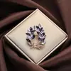 Nuevo Broche de Joya de Color de Alta Gama de Moda para Mujer Decoración de Solapa de Traje de Nicho Pecho Temperamento Real Accesorios de Lujo Ligero Venta al por Mayor