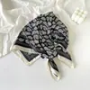 Lenço de Seda Imitação Estilo Coreano, Moderno e Versátil, Toque de Luxo, Lenço Quadrado 70cm, Lenço de Fita, Lenço de Verão Fino para Mulheres