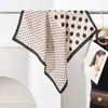 Lenço quadrado feminino versátil com padrão espinha de peixe para o dia a dia, lenço decorativo com atmosfera vintage, multiuso para decoração de cabelo e bolsa, moderno