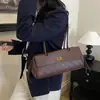 Elegante y sofisticado bolso acolchado tipo bowling, bolso tipo baguette horizontal para llevar debajo del brazo, bolso de hombro tote retro francés para el día a día