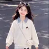 Conjunto de dos piezas versátil para niñas estilo coreano, top de cuadros patchwork con cuello para primavera y otoño con elegante ribete de encaje y pantalones casuales