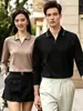 Camisa polo de manga larga estilo italiano, sin botones, con cuello de gaviota, una opción sofisticada y cómoda para el vestuario business casual, disponible en un conjunto a juego para parejas.