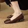 Zapatos de tacón bajo con hebilla cuadrada francesa, versátiles, de un solo color, para mujer, nuevo estilo Otoño 2026, suela suave, cómodos para los pies, para ir al trabajo, boca poco profunda, zapatos de piel para madre