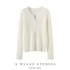 Bai Cai Rong colección nueva 2026: suéter de cachemira para mujer con diseño de cuello en V semiabierto, caracterizado por un patrón de punto trenzado, un corte ajustado y un estilo versátil, suave y cómodo