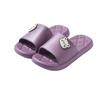 Pantuflas para mujer 2025, nuevas, para interior y hogar, antideslizantes, con dibujos de oso de clavo, suela gruesa, EVA, para uso exterior, sandalias de verano para hombre.