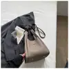 Bolso de Cubo Minimalista de Moda de Este Año para Mujer 2026 Modelo Nuevo con Aspecto de Alta Gama, Patrón de Lichi, Bolso de Hombro y Cruzado de Lujo Ligero
