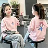 Nova camiseta de algodão pura, camiseta listrada fofa com desenho animado de manga comprida para meninas, adequada para primavera e outono, top estiloso para crianças pequenas