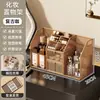 Tocador de estilo abierto con estantes escalonados para organizar cosméticos, productos para el cuidado de la piel, labiales, mascarillas faciales y lápices de cejas.