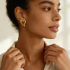 Brincos de Tarraxa Coração Vazado Europeus e Americanos Banhados a Ouro Personalidade Feminina Retro Minimalista Temperamento Coração Metálico em Forma de Coração Brincos de Tarraxa Femininos