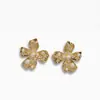 Pendientes de botón de moda transfronteriza europea y americana, flor de metal y perla, simples, para mujer, estilo minimalista versátil de lujo ligero único, venta al por mayor